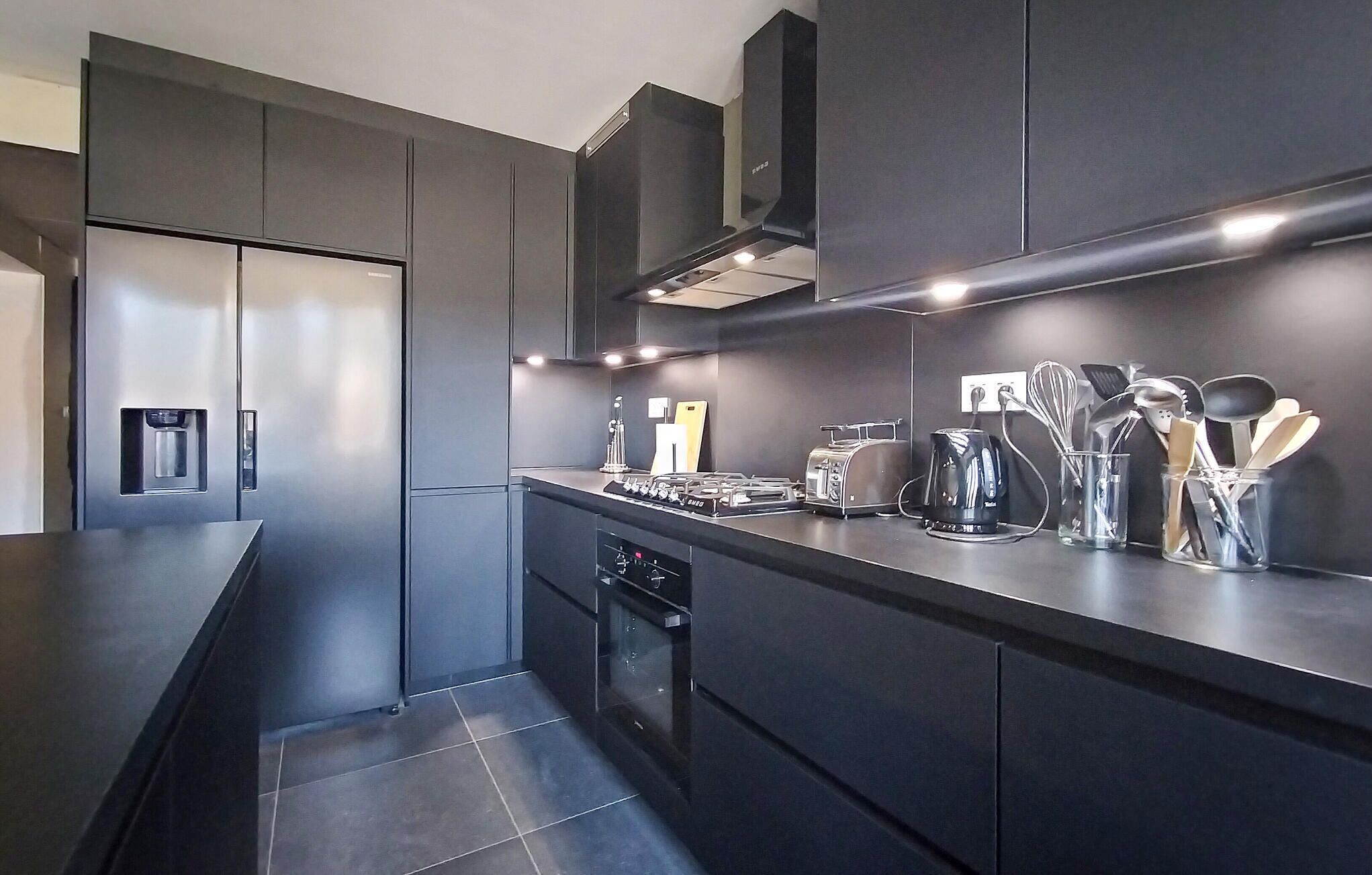 Kjøleskap, ovn, kokeplater og oppvaskmaskin