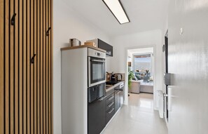 Réfrigérateur, plaque de cuisson, lave-vaisselle, cafetière/bouilloire