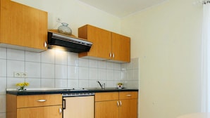 Coffee/tea maker, fridge, stovetop, cookware/dishes/utensils - Amazing apartment in Jezera with WiFi (Jezera)