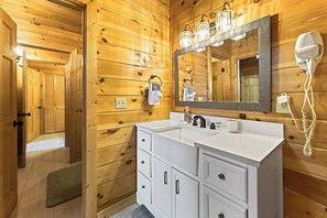 Shower, hair dryer, towels, shampoo - Friends in High Places - 4 BDR family home with Hot Tub & Gaming! (Sevierville)