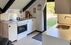 Fridge, stovetop, dishwasher, coffee/tea maker - Stunning home in Nakskov with WiFi (Nakskov)