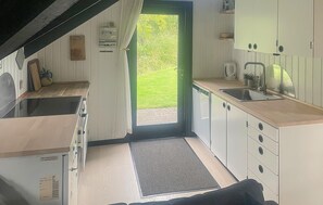 Kjøleskap, kokeplater, oppvaskmaskin og kaffetrakter/tekoker
