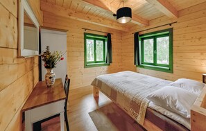 4 bedrooms, travel cot