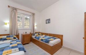 2 bedrooms, travel crib, free WiFi, bed sheets