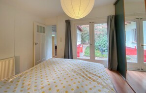 2 bedrooms, travel cot, free WiFi, bed sheets