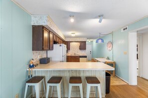 Microondas, lavavajillas y cafetera y tetera