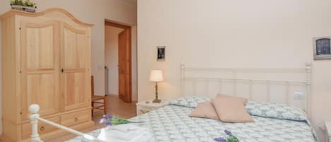2 bedrooms, travel crib, free WiFi