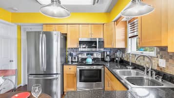 Micro-ondes, lave-vaisselle, cafetière/bouilloire