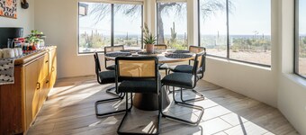 Desert Oasis, Stunning MTN View w/ Sparkling Pool & Hot Tub