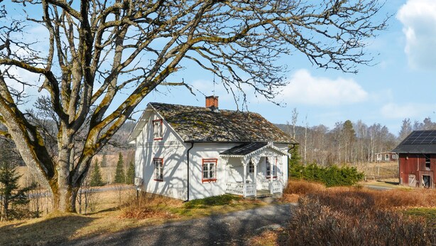 A white house with a red roof, surrounded by trees and a gravel path. - Nice home in årjäng with WiFi (Årjäng)