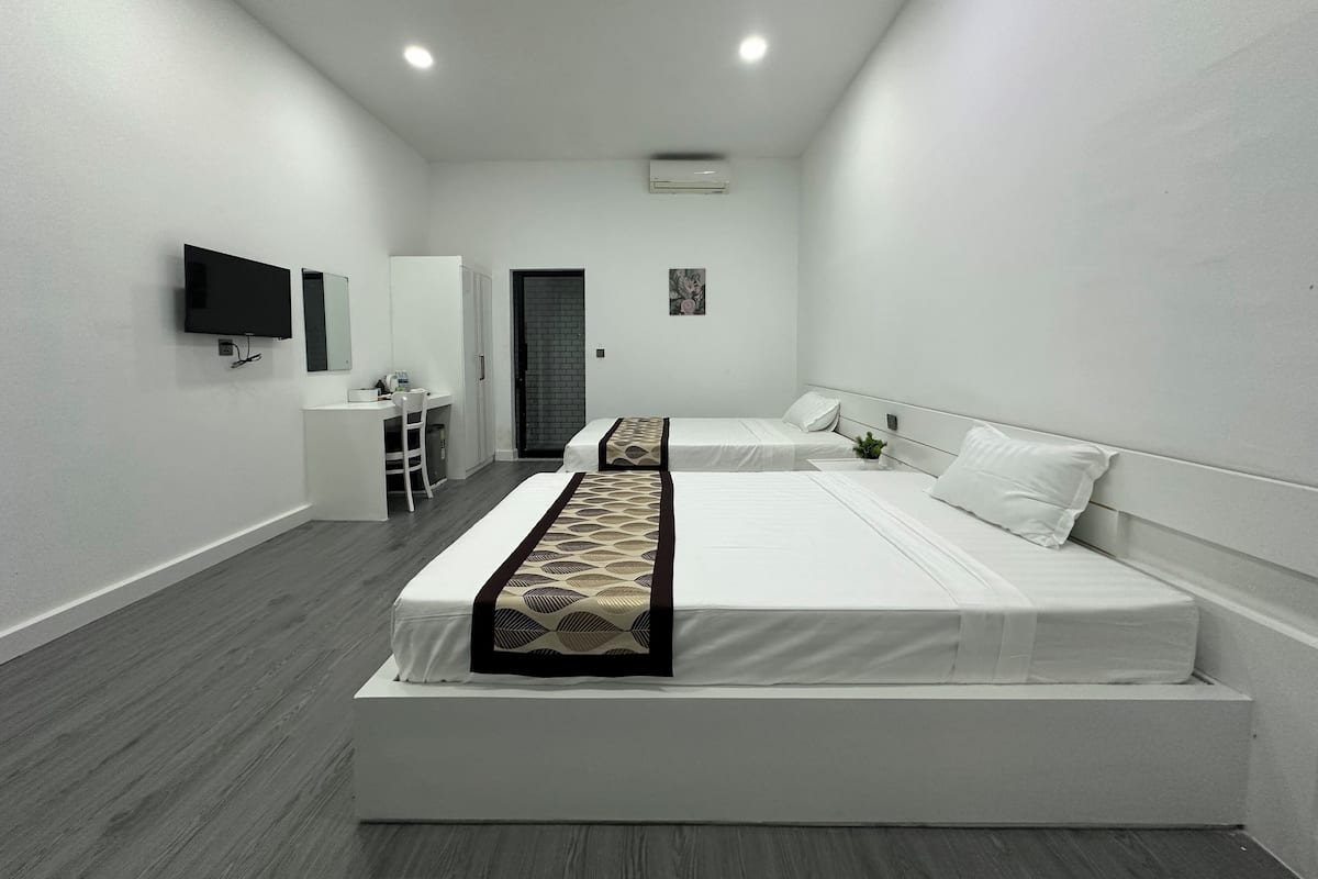 Deluxe Double or Twin Room | In-room safe, desk, laptop workspace, free WiFi