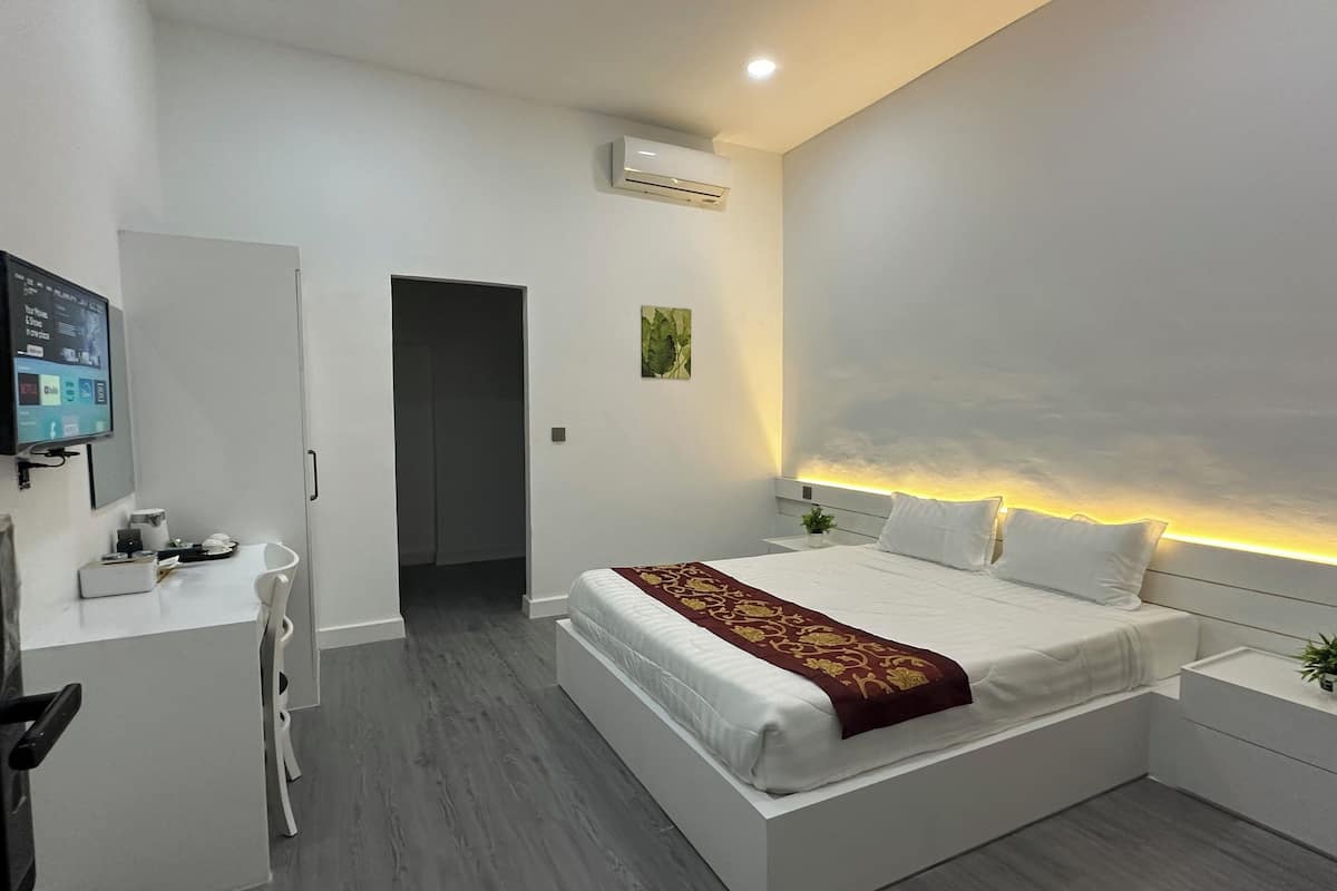 Deluxe Double Room | In-room safe, desk, laptop workspace, free WiFi