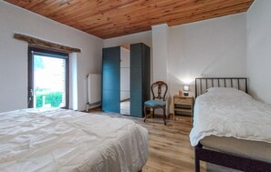 2 bedrooms, travel cot, free WiFi