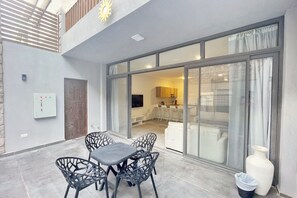 Basic Villa | Outdoor dining