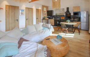 Smart-tv, eldstad och en stereo