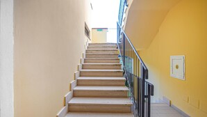 A staircase with beige steps and black railings, leading to an upper floor. - Awesome apartment in Scarlino with WiFi (Scarlino)