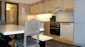 Kaffetrakter/tekoker, kjøleskap, oppvaskmaskin og kjøkkenutstyr