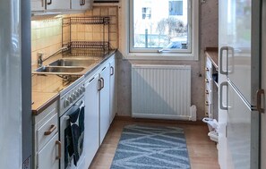 Réfrigérateur, micro-ondes, plaque de cuisson, cafetière/bouilloire