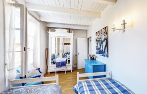 2 slaapkamers, een strijkplank/strijkijzer, reisbedje, gratis wifi