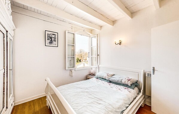 2 bedrooms, iron/ironing board, travel cot, free WiFi