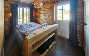 2 bedrooms, travel cot, free WiFi