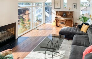 Una Smart TV, una chimenea