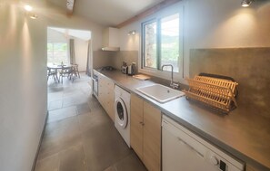 Kjøleskap, ovn, kokeplater og oppvaskmaskin