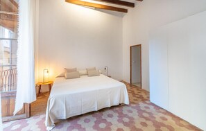 5 bedrooms, travel crib, free WiFi, bed sheets - Awesome home in Artà with WiFi (Artà)