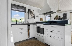 Réfrigérateur, plaque de cuisson, lave-vaisselle, cafetière/bouilloire