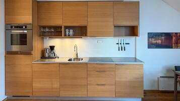 Kjøleskap, oppvaskmaskin og kaffetrakter/tekoker