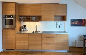 Kjøleskap, oppvaskmaskin og kaffetrakter/tekoker