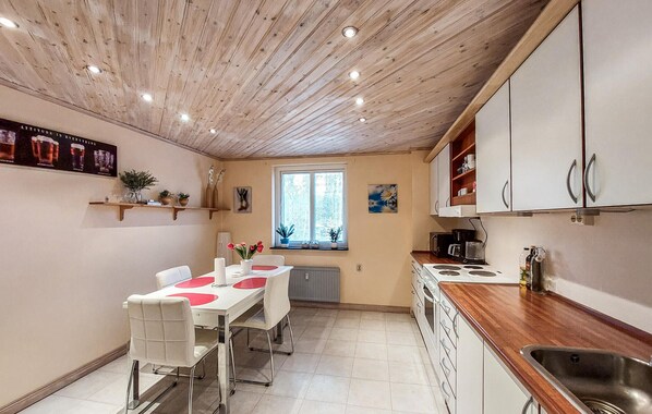 Kühlschrank, Ofen, Herdplatte, Wasserkocher mit Kaffee-/Teezubehör