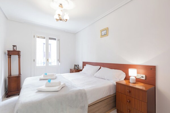 2 chambres, fer et planche à repasser, Wi-Fi, draps fournis