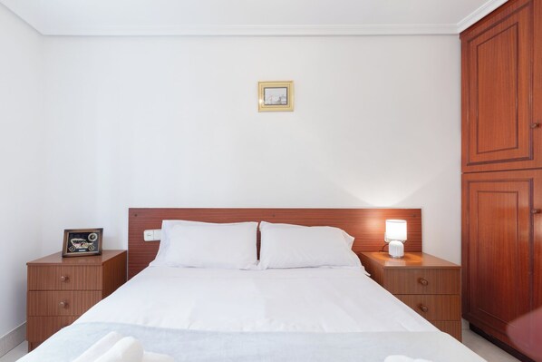 2 bedrooms, iron/ironing board, WiFi, bed sheets