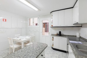 Fridge, microwave, oven, stovetop - Inazio Deuna - baskeyrentals (Ondarroa)