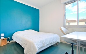 4 chambres, fer et planche à repasser, lit de bébé portatif