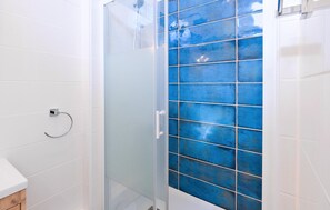 Shower, hair dryer - Awesome apartment in Périgueux with WiFi (Périgueux)