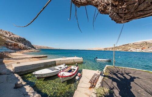 Lovely apartment in Metajna with house sea view