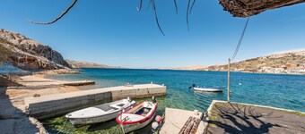 Lovely apartment in Metajna with house sea view