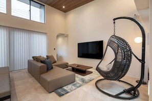 Superior-villa - byudsigt | Opholdsområde | 57-tommers fladskærms-tv med digitale kanaler