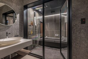 Luxury Βίλα | Μπάνιο | Ξεχωριστές μπανιέρες και ντουζιέρες, βαθιά μπανιέρα, πιστολάκι μαλλιών