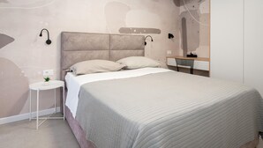 A bedroom with a bed, bedside tables, and a desk. - Luxurious home in Kastel Stafilic (Kastel Stafilic)