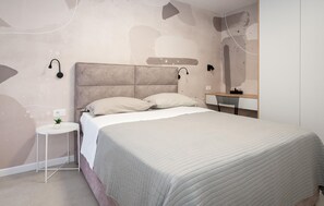 Ein Schlafzimmer mit Bett, Nachttischen und Schreibtisch.
