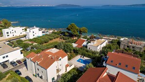 A coastal residential area with modern buildings, a swimming pool, and a view of the sea. - Luxurious home in Kastel Stafilic (Kastel Stafilic)