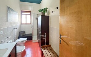 Un bany compacte amb dutxa, vàter i rentamans.