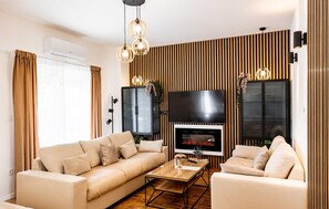 Smart TV - 6 bedroom stunning home in Sinj (Sinj)