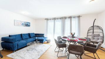 Comfort-huoneisto, 2 makuuhuonetta, tupakointi kielletty, parveke | Työpöytä, kannettavalle tietokoneelle sopiva työtila, pimennysverhot