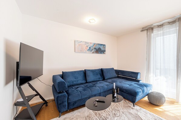 Desk, laptop workspace, soundproofing, iron/ironing board - Lit Living Luxus - Box Spring - Parking (Ludwigshafen)