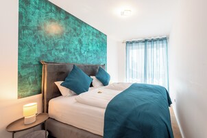 Escritorio y espacio para trabajar con laptop