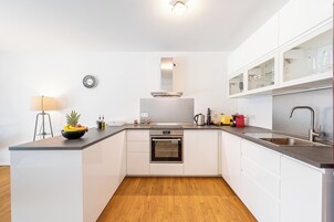 Refrigerador con freezer, horno, placa de cocina, lavavajillas